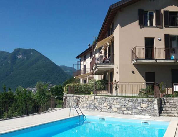 The swimming pool with views of Lake Como